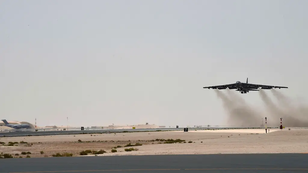 Ein-Langstreckenbomber-vom-Typ-Boeing-B-52H-brachte-die-amerikanische-Hyperschallwaffe-am-vergangenen-Samstag-in-die-Luft-und-setzte-sie-aus