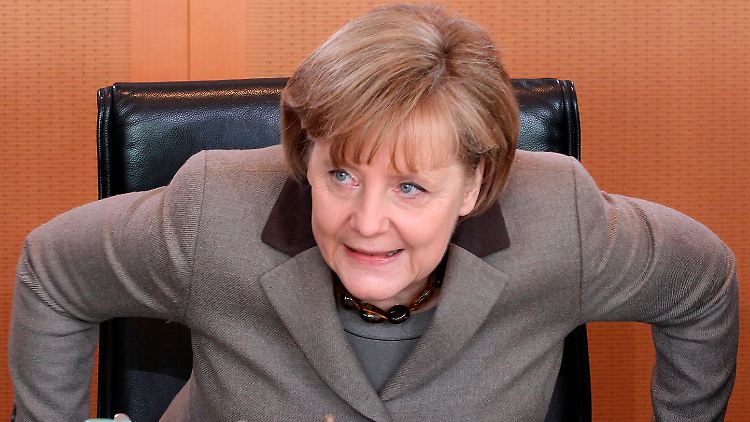 Angela Merkel nimmt zu Beginn einer Kabinettssitzung im Bundeskanzleramt ihren Platz ein.