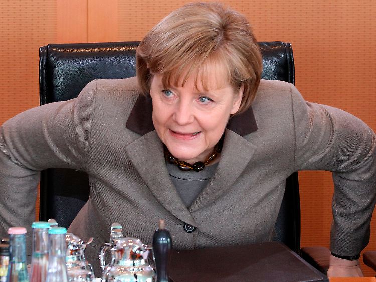 Angela Merkel nimmt zu Beginn einer Kabinettssitzung im Bundeskanzleramt ihren Platz ein.