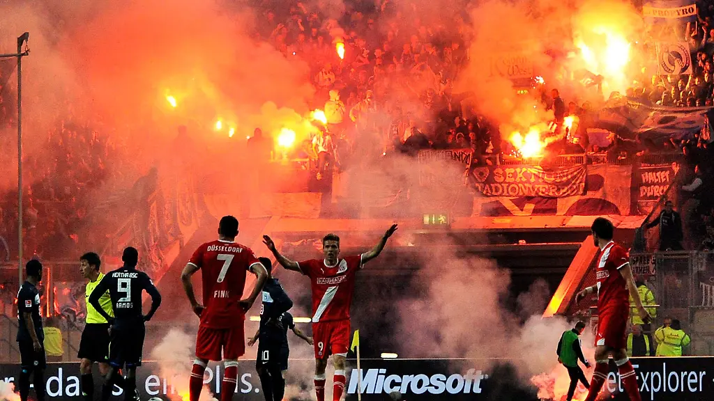 Unschoener-Abstieg-Hertha-Fans-zuenden-2012-beim-Relegations-Rueckspiel-in-Duesseldorf-Pyros