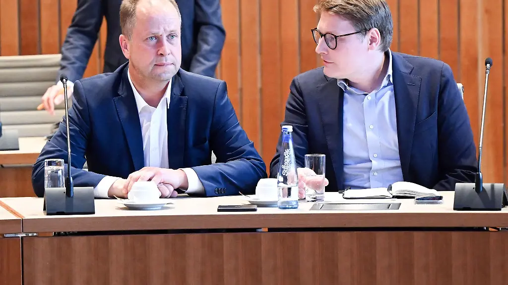 Joachim-Stamp-und-Moritz-Koerner-sitzen-vor-Beginn-der-Sitzung-Landesvorstandes-zusammen