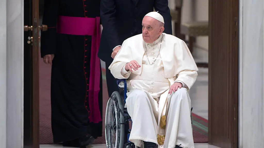 Der-85-Jaehrige-Papst-hatte-juengst-berichtet-dass-ihm-die-Aerzte-wegen-der-Schmerzen-im-rechten-Knie-aufgetragen-haben-das-Gelenk-so-wenig-wie-moeglich-zu-belasten