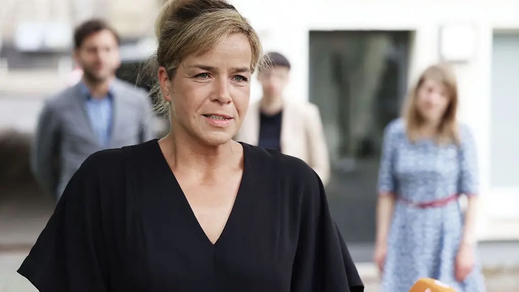 Mona-Neubaur-spricht-bei-ihrer-Ankunft-zu-einem-Treffen-des-Landesvorstands-mit-der-Presse