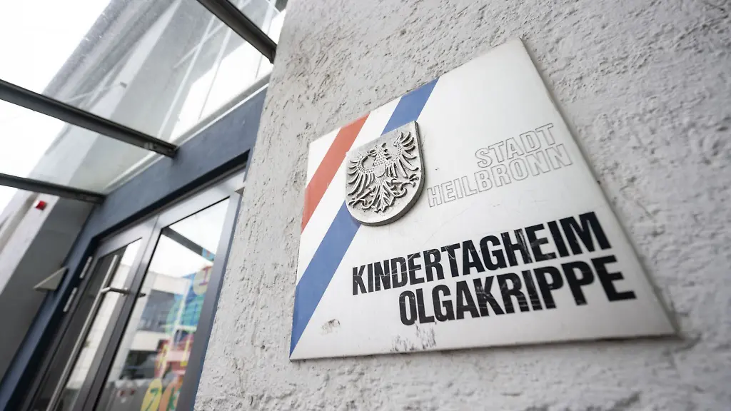 Ein-Schild-weist-auf-das-Kindertagheim-Olgakrippe-hin