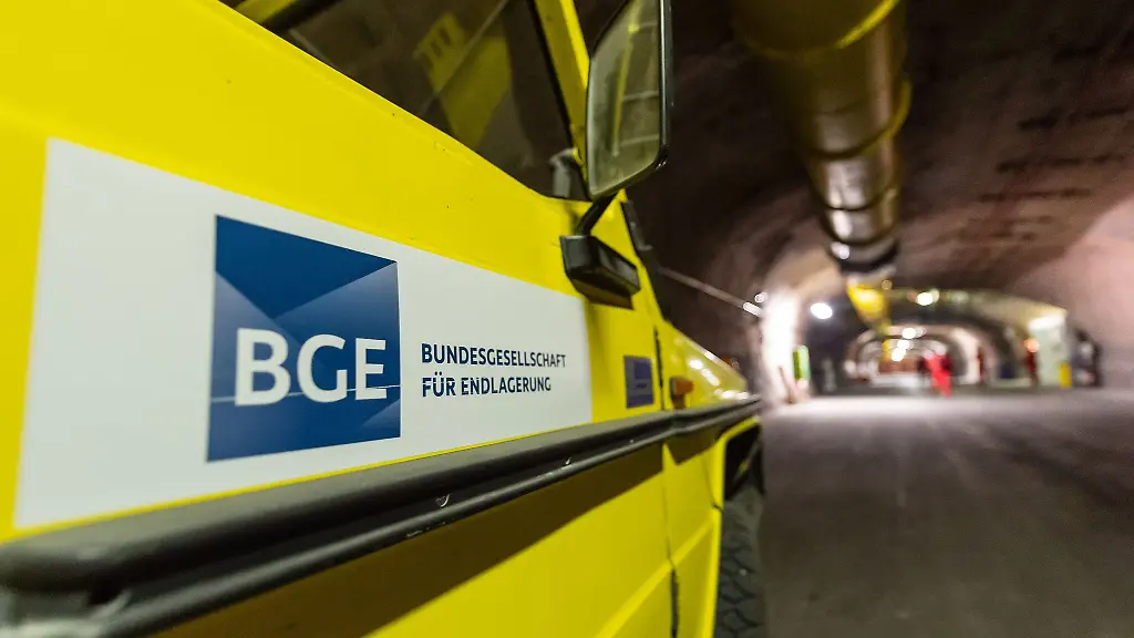 BGE-Bundesgesellschaft-fuer-Endlagerung-steht-auf-einem-Gelaendewagen