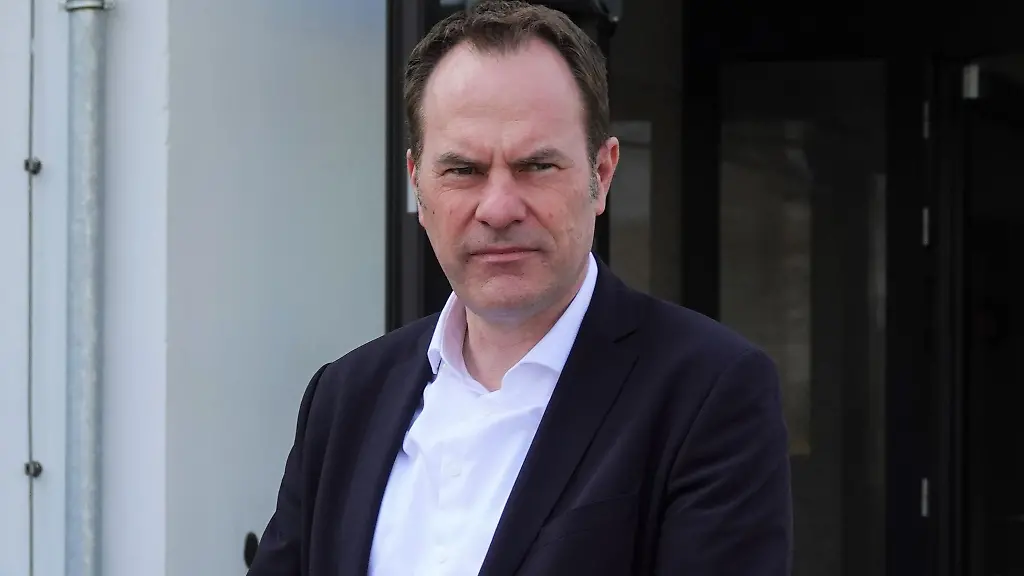 Duesseldorfs-Oberbuergermeister-Stephan-Keller-CDU-steht-vor-einem-Wohnhaus-in-Duesseldorf