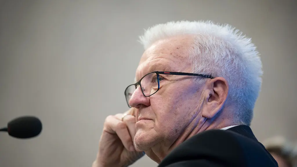 Baden-Wuerttembergs-Ministerpraesident-Winfried-Kretschmann-nimmt-an-einer-Pressekonferenz-teil