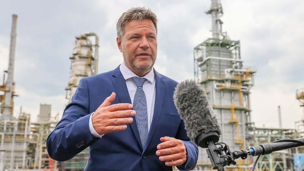 Robert-Habeck-Bundesminister-fuer-Wirtschaft-und-Klimaschutz-besucht-die-Total-Raffinerie-Leuna