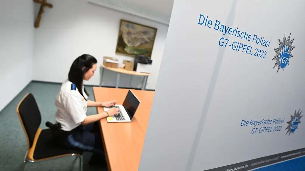 Eine-Mitarbeiterin-arbeitet-im-Buergerbuero-der-bayerischen-Polizei-zum-G7-Gipfel