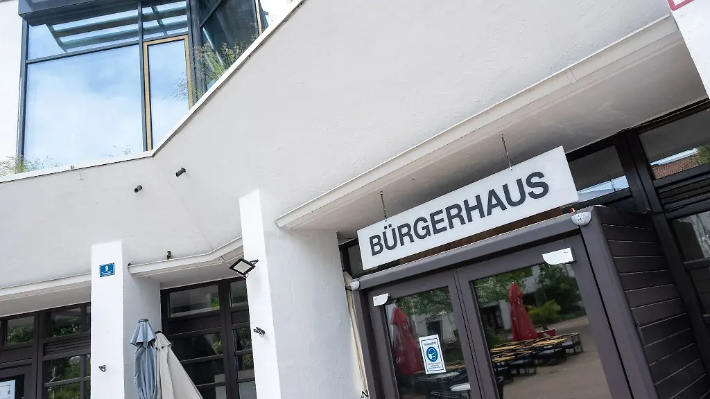 Ein-Schild-mit-der-Aufschrift-Buergerhaus-ist-im-Ortskern-an-einem-Gebaeude-angebracht