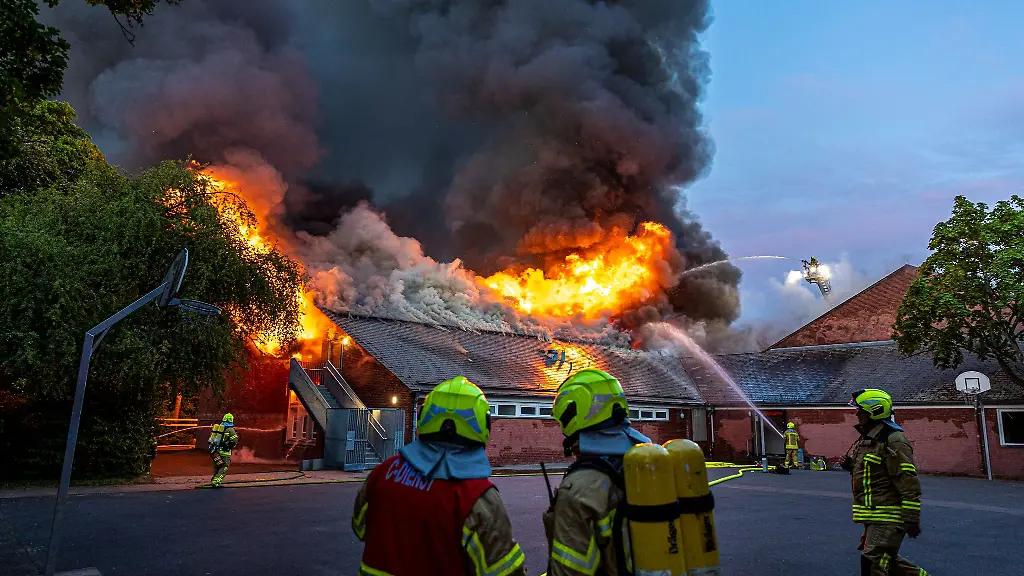Eine-Sporthalle-vom-Gymnasium-Schillerschule-im-Stadtteil-Kleefeld-steht-in-Vollbrand