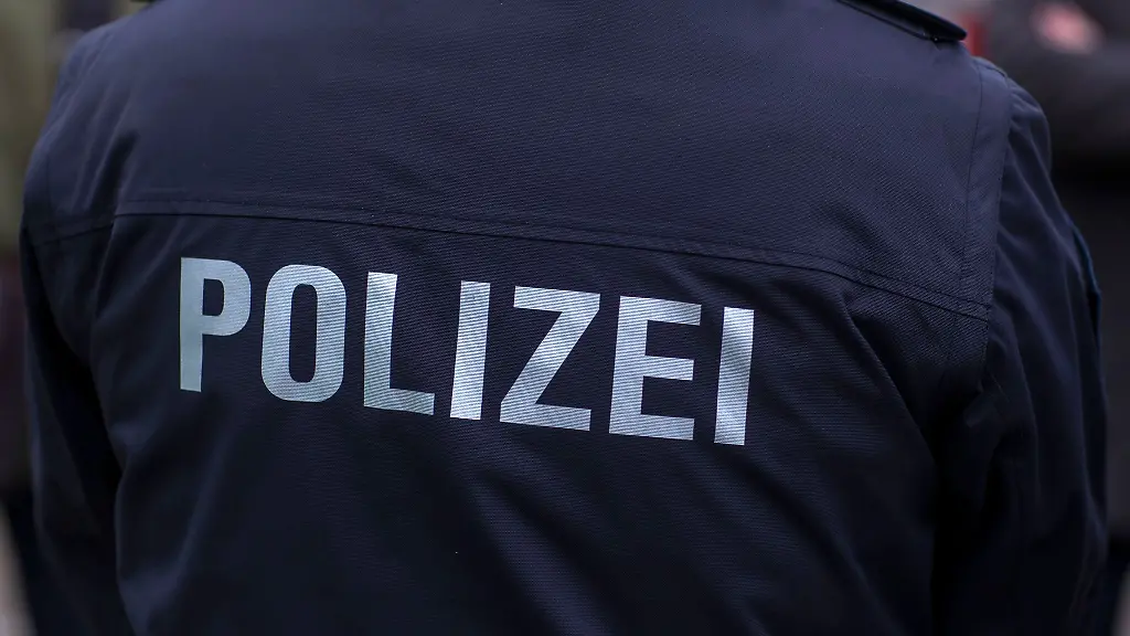 Polizei-steht-auf-der-Uniform-eines-Polizisten