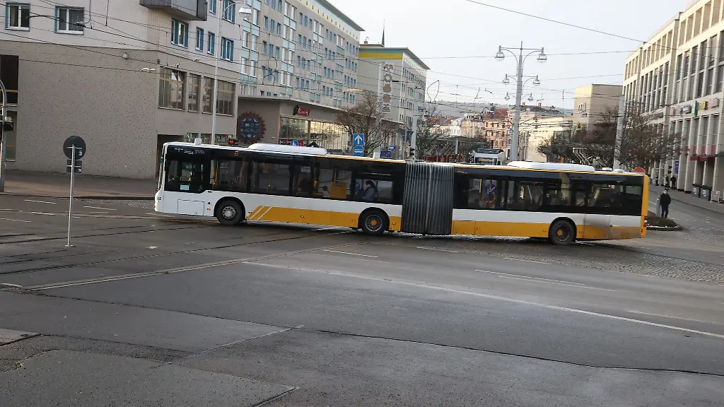 Ein-Linienbus-faehrt-durch-die-Innenstadt