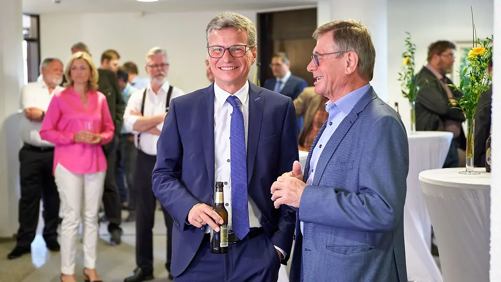 Bernd-Sibler-l-CSU-steht-mit-einem-Bier-im-Landratsamt-Deggendorf-und-verfolgt-die-Wahlergebnisse