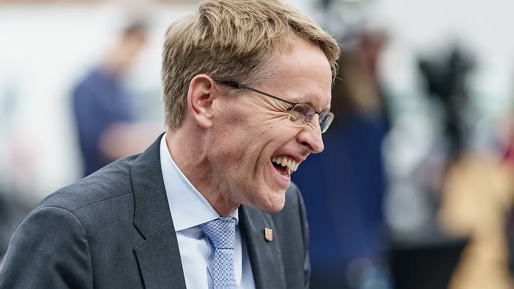 Daniel-Guenther-CDU-Schleswig-Holsteins-Ministerpraesident-lacht