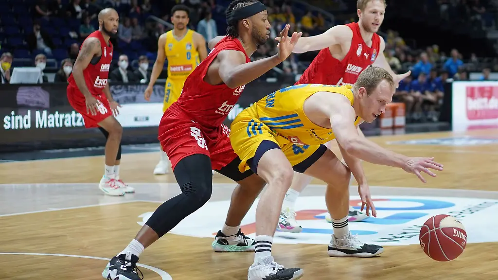Albas-Luka-Sikma-r-muss-sich-gegen-Bambergs-Akil-Mitchell-strecken-um-an-den-Ball-zu-kommen