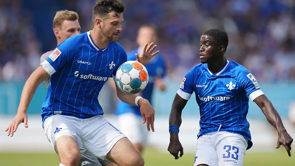 Darmstadts-Luca-Pfeiffer-l-und-Darmstadts-Braydon-Manu-r-und-Paderborns-Maximilian-Thalhammer-M-kaempfen-um-den-Ball