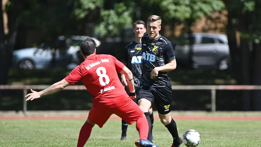 Felix-Kroos-r-von-Pankow-und-Tayfun-Tanrikulu-von-Spandau-kaempfen-um-den-Ball