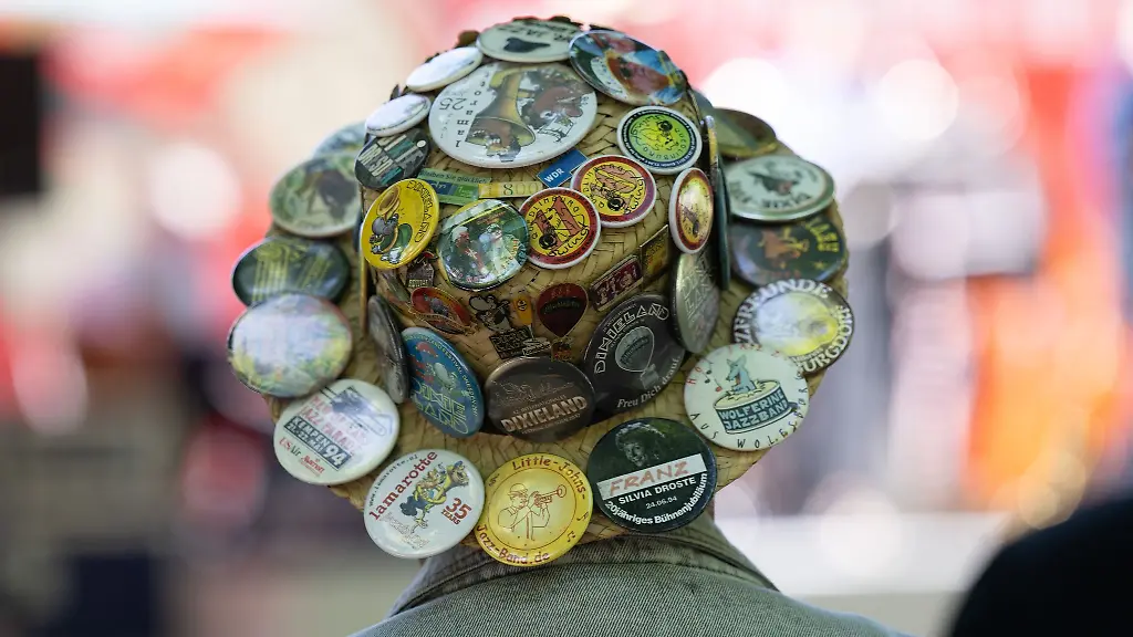 Besucher-stehen-zum-Auftakt-des-50-Internationalen-Dixieland-Festival-Dresden-im-Zoo-vor-einer-Buehne