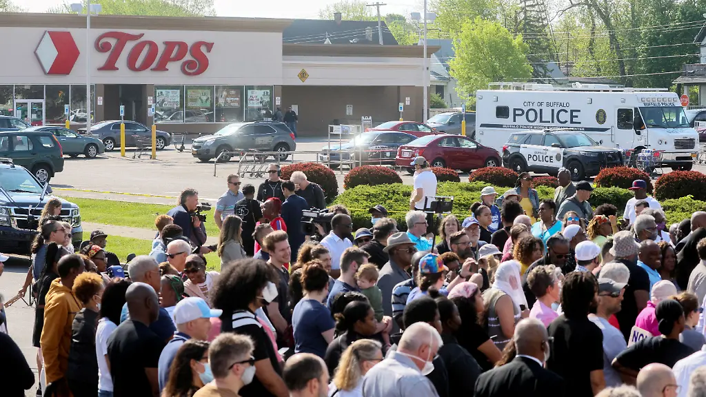 Trauernde-versammeln-sich-zu-einer-Mahnwache-fuer-die-Opfer-des-Anschlags-im-TOPS-Supermarkt-in-Buffalo-New-York