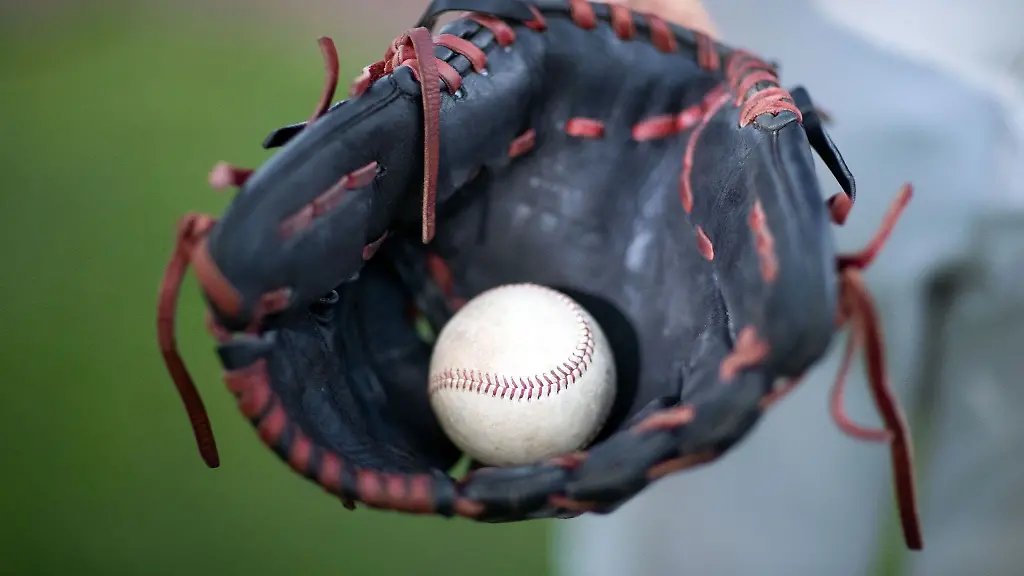 Ein-Baseball-liegt-in-einem-Fanghandschuh
