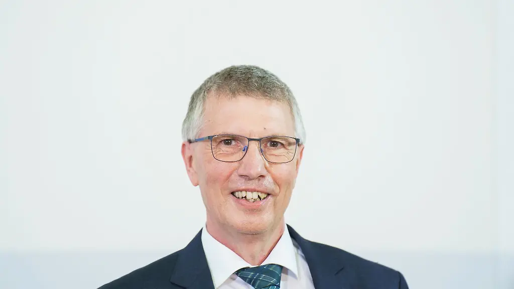 Erwin-Manz-Gruene-schaut-in-die-Kamera