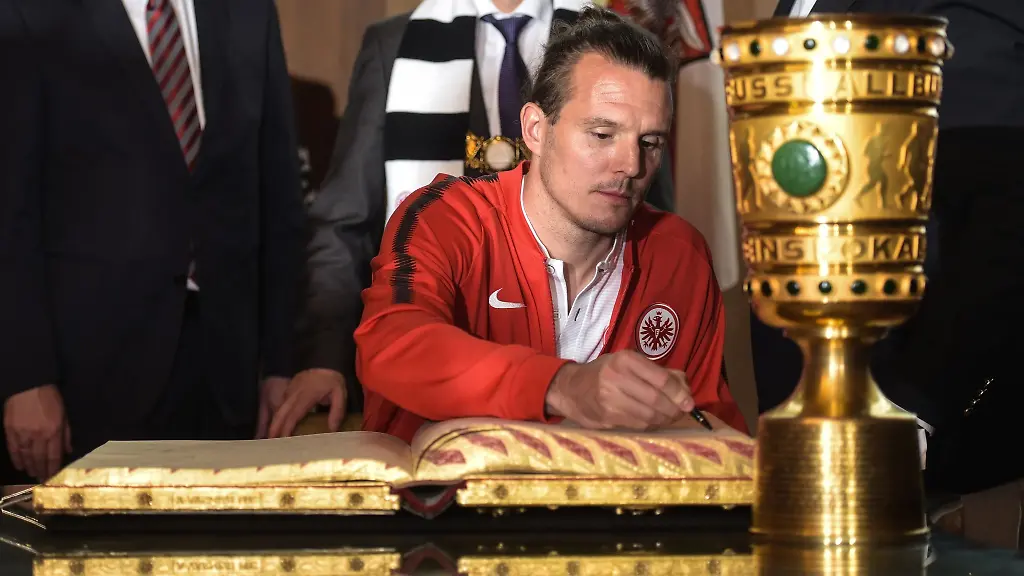 Eintracht-Frankfurts-Vereinsikone-Alex-Meier-traegt-sich-in-das-Goldene-Buch-der-Stadt-Frankfurt-ein