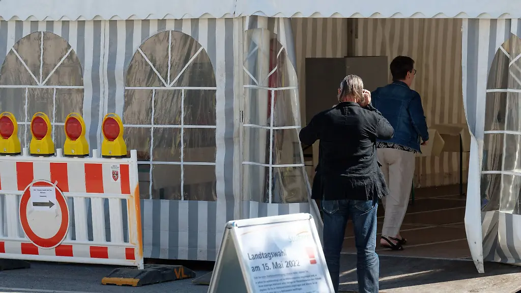 Waehlende-gehen-in-ein-als-Wahllokal-genutztes-Zelt