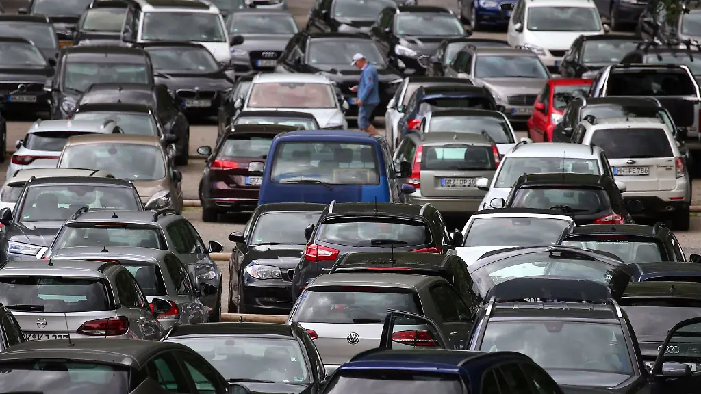 Autos-stehen-auf-dem-Parkplatz-der-Talstation-der-Fellhornbahn-in-Oberstdorf