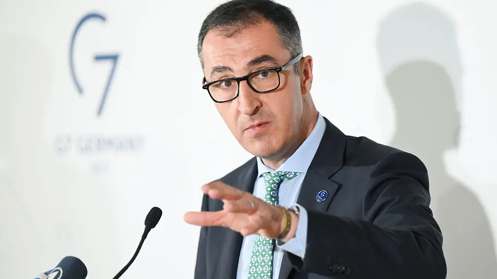 Ressortchef-Cem-Oezdemir-Gruene-spricht-bei-der-Abschluss-Pressekonferenz-des-G7-Agrarministertreffens-zu-Journalisten