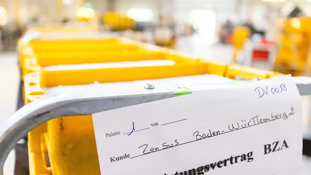 Logistikbehaelter-mit-Briefen-fuer-den-Zensus-2022-stehen-in-einem-Briefzentrum-der-Deutschen-Post