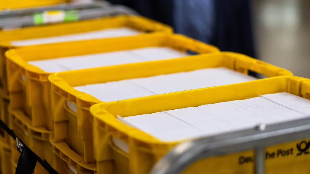 Sendungen-des-Zensus-2022-liegen-im-Briefzentrum-der-Deutschen-Post-in-Logistikbehaeltern