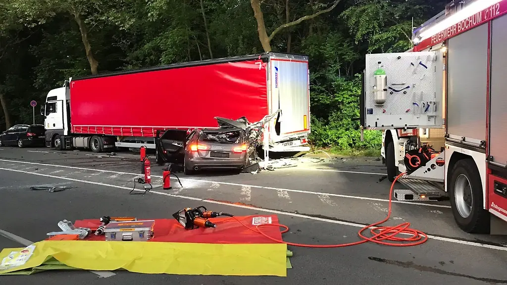Ein-Auto-klemmt-nach-einem-Verkehrsunfall-unter-einem-LKW