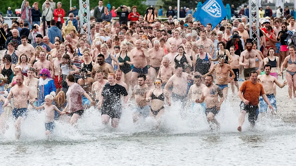 Badefreunde-eroeffnen-mit-einem-gemeinsamen-Lauf-die-Saison-im-Ostseebad-Travemuende