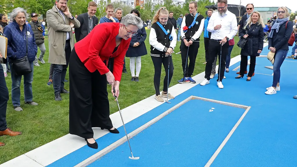 Klara-Geywitz-vorne-links-Bundesbauministerin-spielt-Minigolf-zur-Eroeffnung-des-neuen-Buergerparks