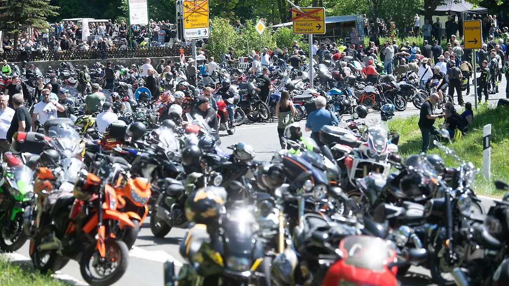 Teilnehmer-und-ihre-Motorraeder-stehen-waehrend-einer-Motorrad-Demonstration-an-einer-Kreuzung
