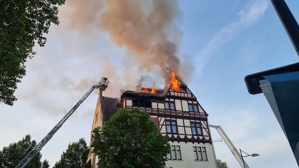 Feuerwehrleute-beim-Einsatz-an-einem-brennenden-Haus