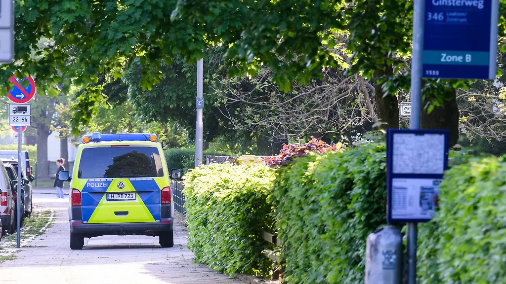 Ein-Fahrzeug-der-Polizei-Hannover-steht-an-in-Naehe-der-Stadtbahnhaltestelle-Ginsterweg-in-der-Region-Hannover