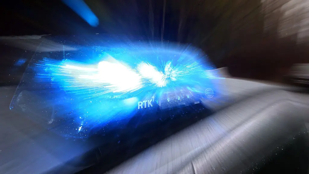 Ein-Streifenwagen-mit-Blaulicht