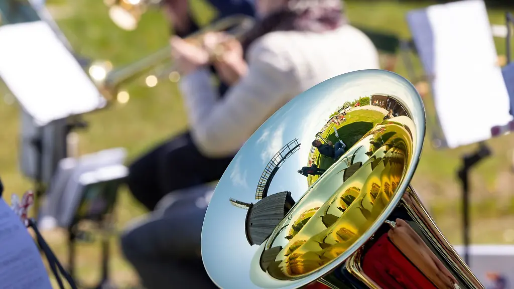 Mitglieder-eines-Posaunenchors-spielen-bei-einem-Open-Air-Gottesdienst