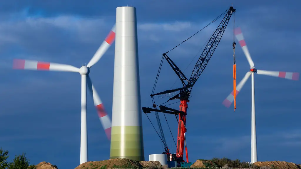 In-einem-bestehenden-Windpark-wird-ein-Turm-fuer-eine-neue-Anlage-errichtet