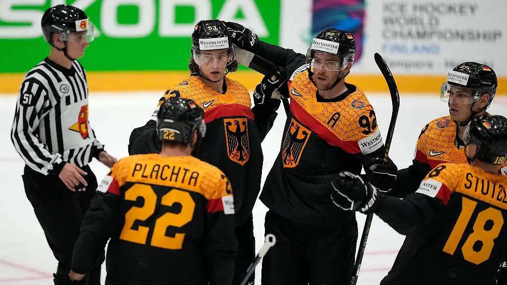 Moritz-Seider-2-v-l-wird-nach-seinem-dritten-Tor-gefeiert