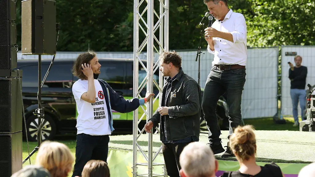 Robert-Habeck-r-Buendnis-90-Die-Gruenen-Bundesminister-fuer-Wirtschaft-spricht-zu-einem-Demonstranten-l