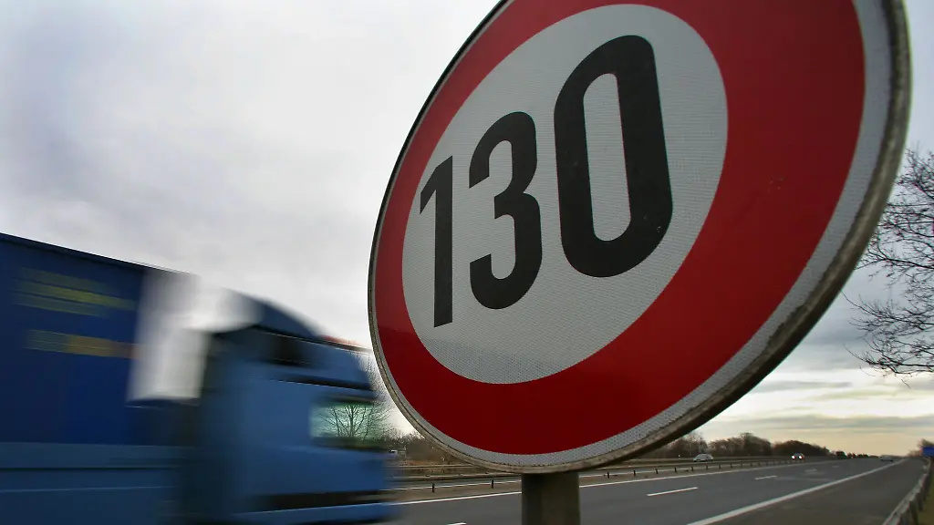 An-der-Autobahn-A10-bei-Muehlenbeck-zeigt-ein-Schild-die-erlaubte-Hoechstgeschwindigkeit-mit-130-Stundenkilometern-an