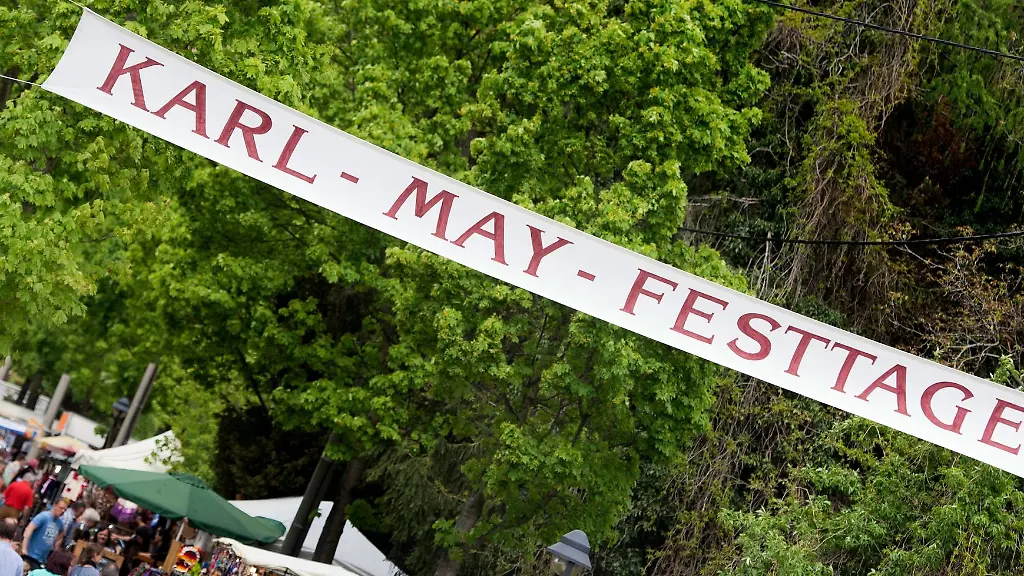 Besucher-laufen-ueber-das-Festgelaende-der-Karl-May-Festtage-in-Radebeul