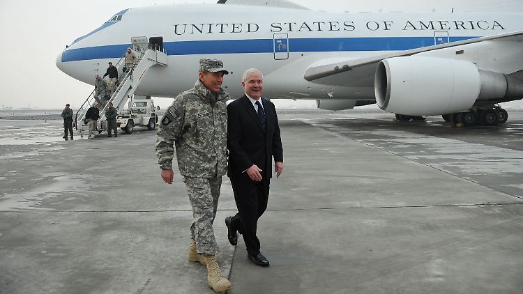 ISAF-Kommandeur Petraeus begrüßt US-Verteidigungsminister Gates bei seiner Ankungt.