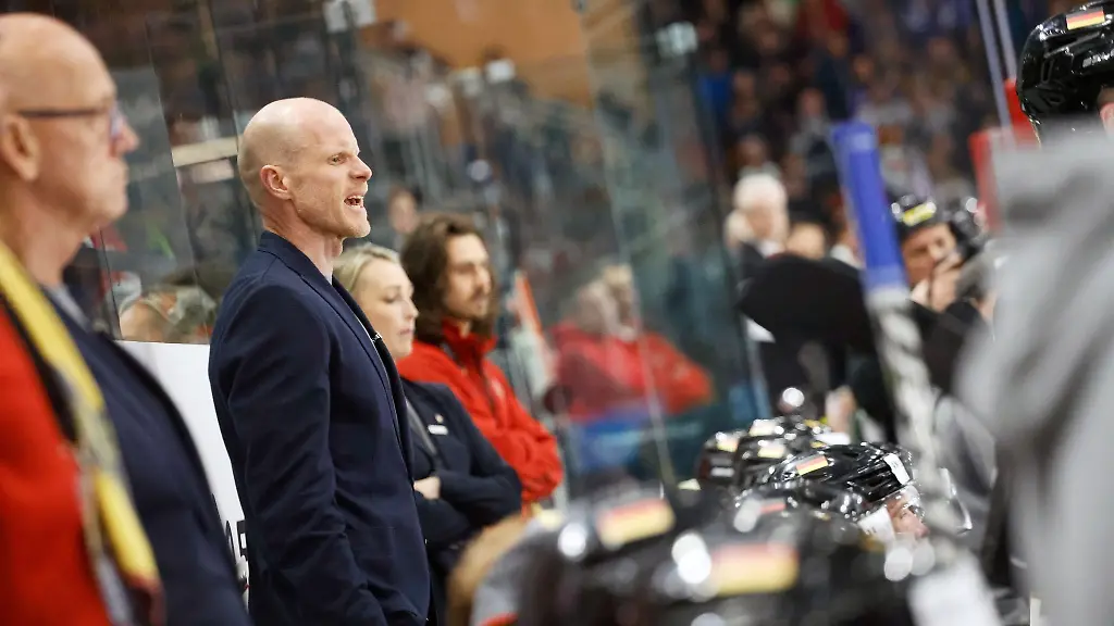 Toni-Soederholm-Cheftrainer-der-Deutschen-Hockey-Nationalmannschaft-steht-am-Spielfeldrand-und-gibt-Kommandos