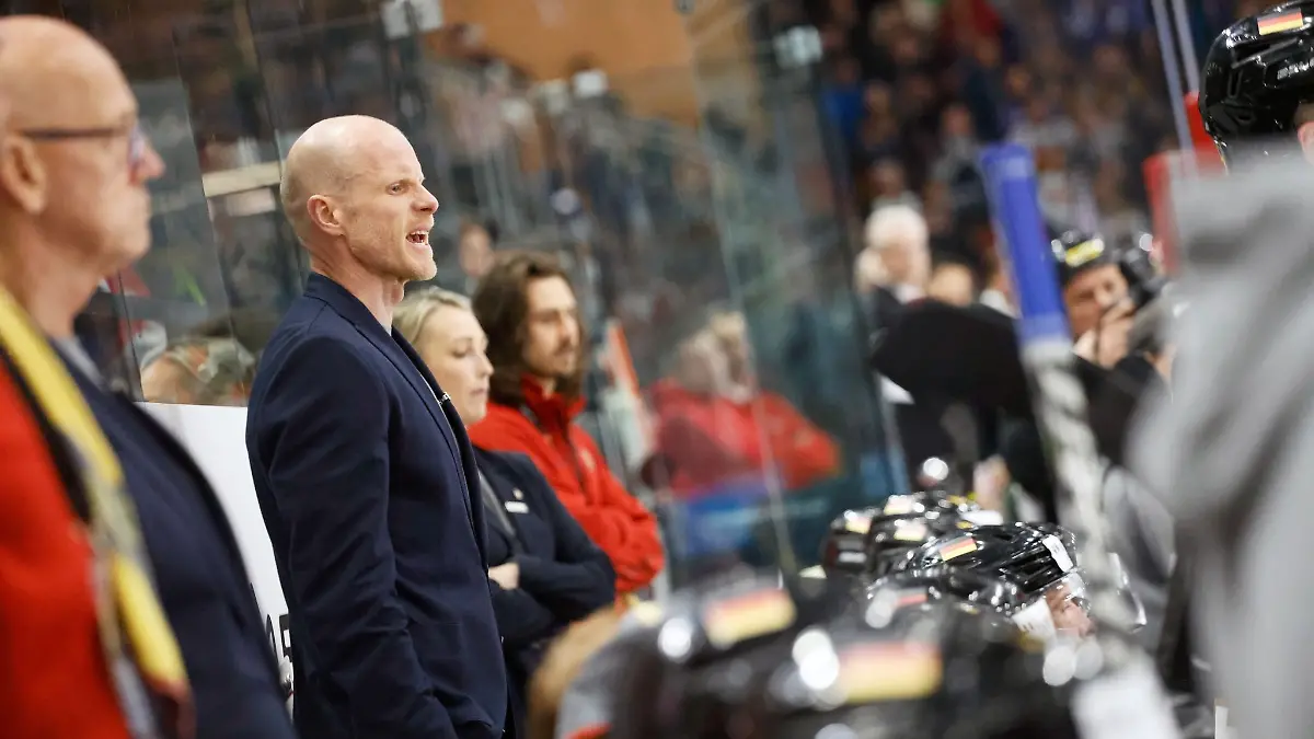 Toni-Soederholm-Cheftrainer-der-Deutschen-Hockey-Nationalmannschaft-steht-am-Spielfeldrand-und-gibt-Kommandos
