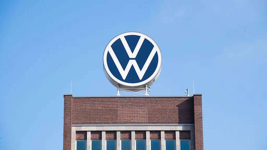 Das-Markenhochhaus-von-Volkswagen-auf-dem-Gelaende-des-Autokonzerns-in-Wolfsburg