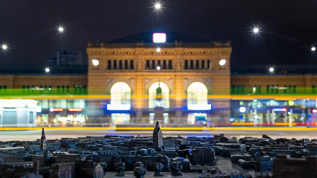 Ein-Modell-der-Stadt-steht-am-fruehen-Morgen-vor-dem-Hauptbahnhof